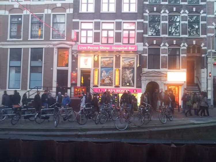 Gevel van Casa Rosso met uithangbord en gracht
