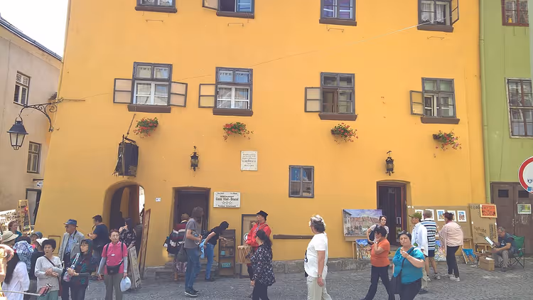 Den gule fasaden til Casa Vlad Dracul i Sighisoara