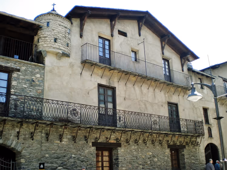 Каменная усадьба Casa d'Areny-Plandolit с башней в Ордино