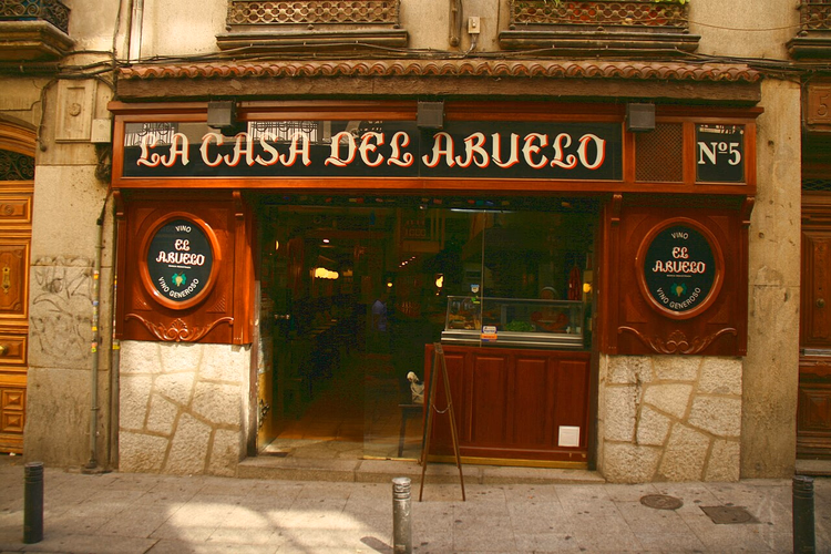 Facciata della taverna La Casa del Abuelo a Madrid