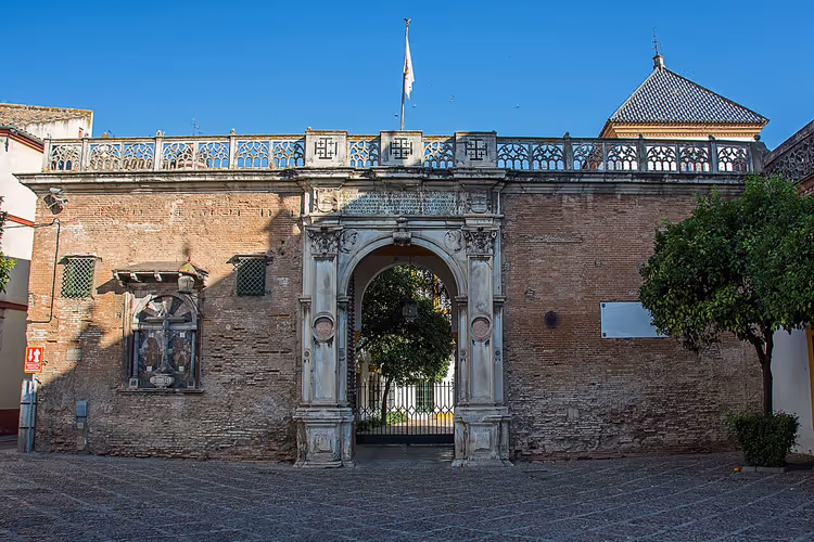 Fasaden til Casa de Pilatos i Sevilla med en bue