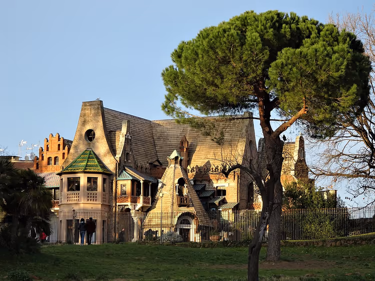 Ağaçlar arasındaki Casina delle Civette binası