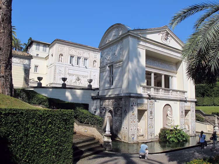 Gevel van de Casina van Pius IV met een vijver en toeristen