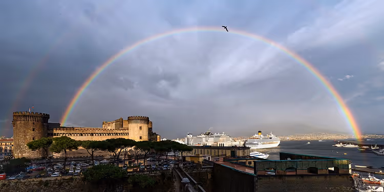Castel Nuovo med en regnbue over havnen i Napoli