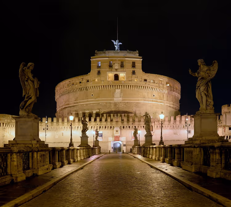 Geceleyin köprüden görünen Castel Sant'Angelo