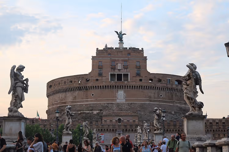 Castel Sant'Angelo ve melekli köprünün görünümü