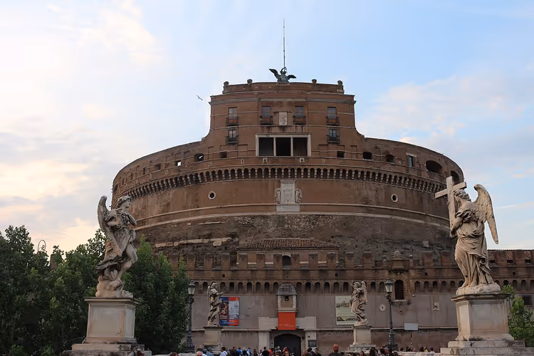 قلعة سانت أنجيلو وتماثيل الملائكة