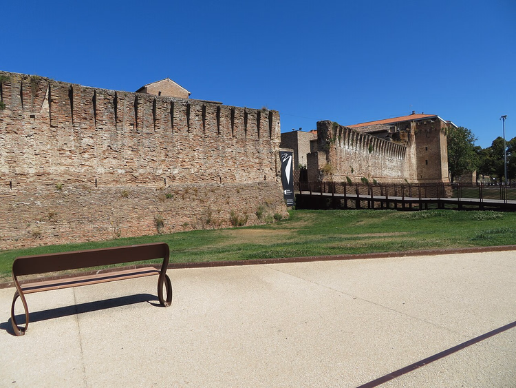Kantelen van bakstenen muren van Castel Sismondo in Rimini