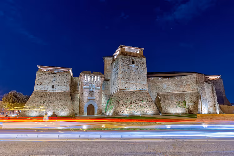 Gece aydınlatmalı ve kuleli Castel Sismondo