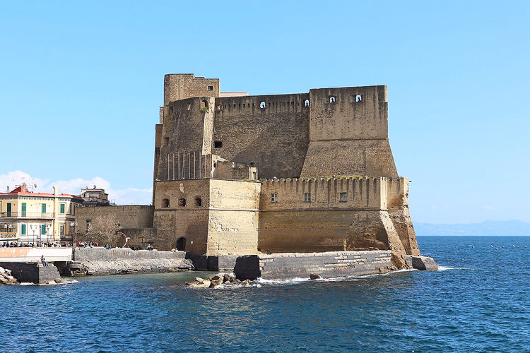 Castel dell'Ovo slott over havet i Napoli