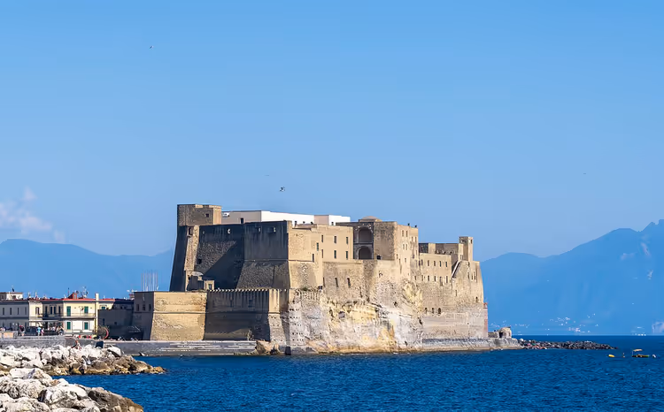 Festningen Castel dell'Ovo på en klippe ved sjøen
