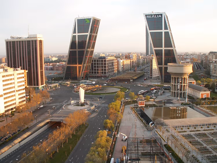 Europas port i Madrid: hvordan de første skjeve skyskraperne ble bygget