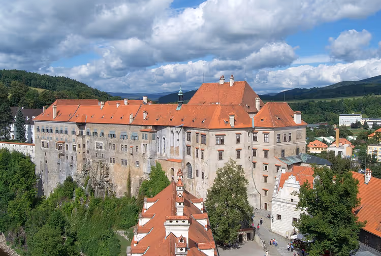 Kasteel Český Krumlov met rode daken boven de stad