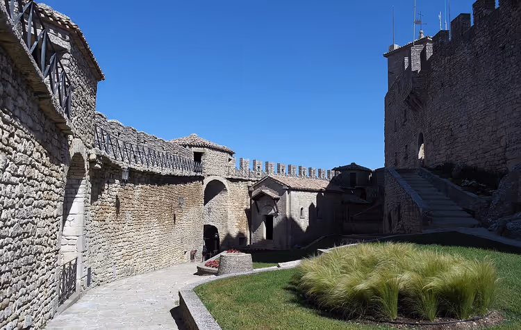 Murene og tårnet til Guaita festning i San Marino