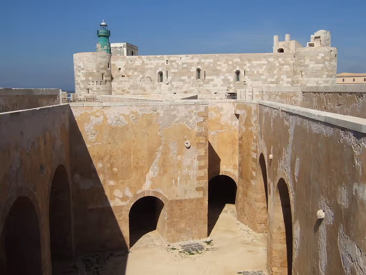 الفناء الحجري لقلعة مانياتشي مع الأقواس