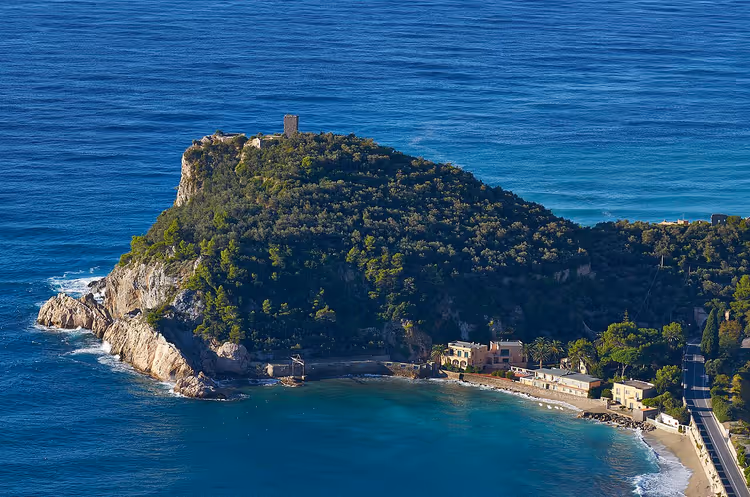 promontorio roccioso di Punta Crena con una torre sul mare