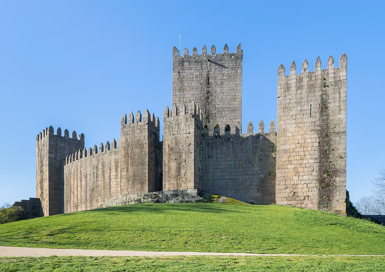 Mittelalterliche Burg von Guimarães auf einem grünen Hügel
