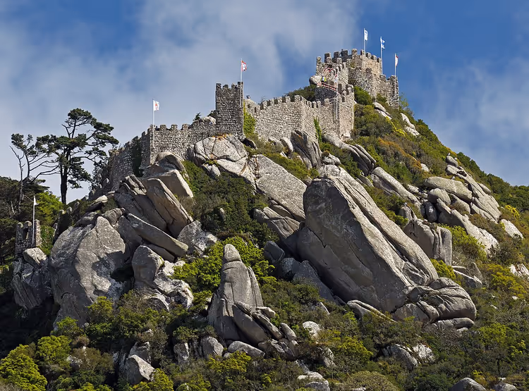 Muren van het Moorse kasteel op een rotsheuvel in Sintra