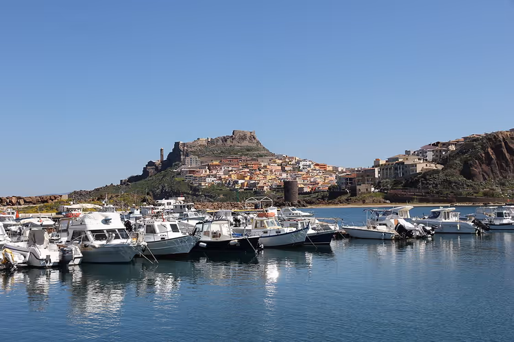 Castelsardo: liman, tekneler ve yamaçta kasaba