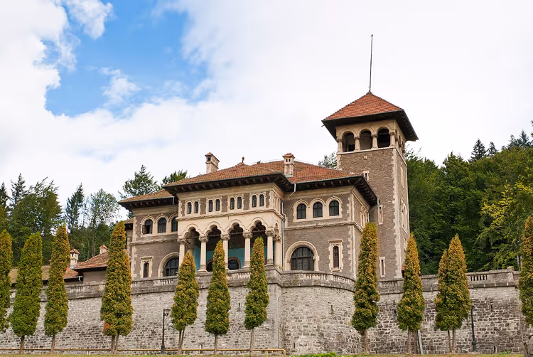 Kuleli ve servi ağaçlı Cantacuzino Kalesi