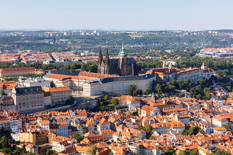 Panorama der Prager Burg mit dem Veitsdom