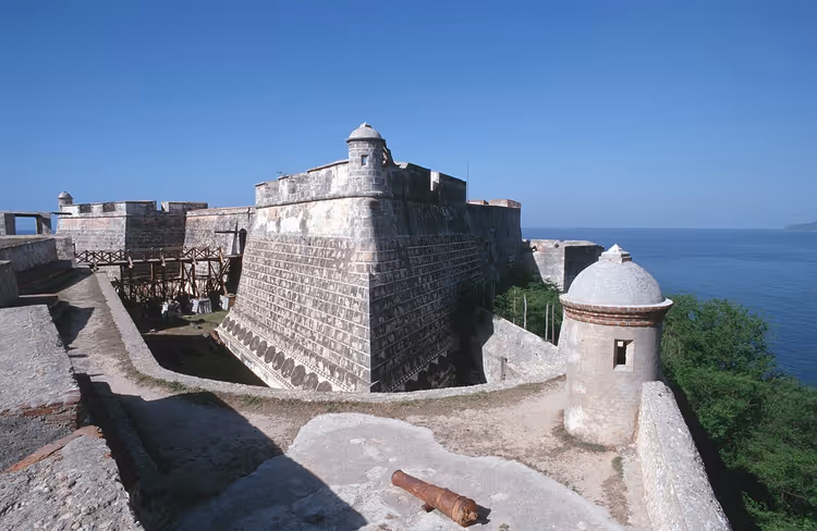 Deniz kıyısında Castillo del Morro kalesi