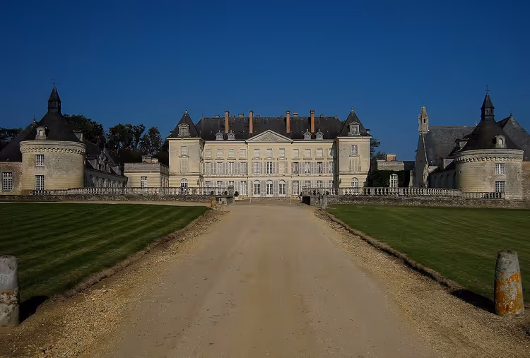 Château de Montgeoffroy, giriş yolu ve çimleriyle