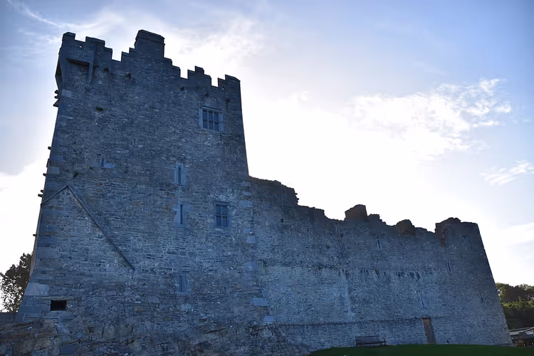 Ross Castle met kantelenmuren van buitenaf