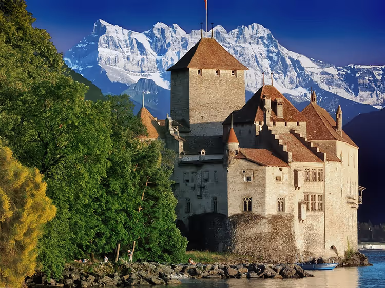 Kasteel Chillon aan de oever van het meer met bergen