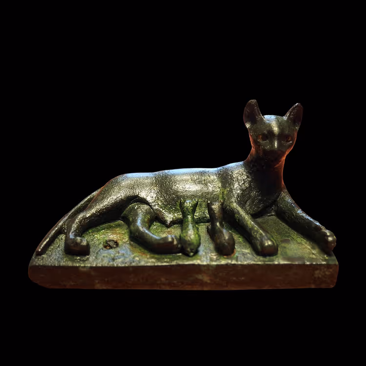Bir stand üzerinde uzanan kedi şeklinde Mısır heykelciği