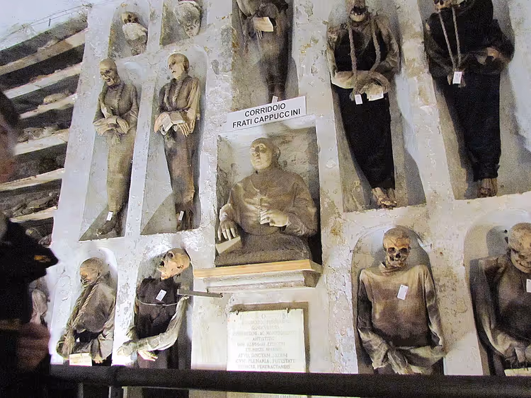 Kapucijnergang met gemummificeerde monniken in nissen