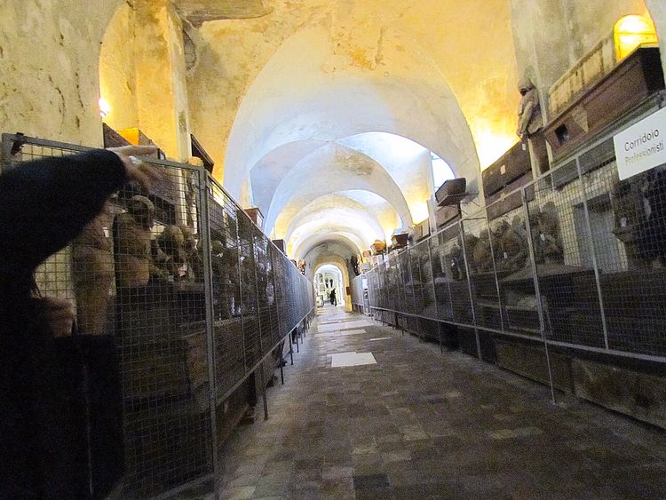 Gewelfde gang van beroepen in de catacomben van Palermo