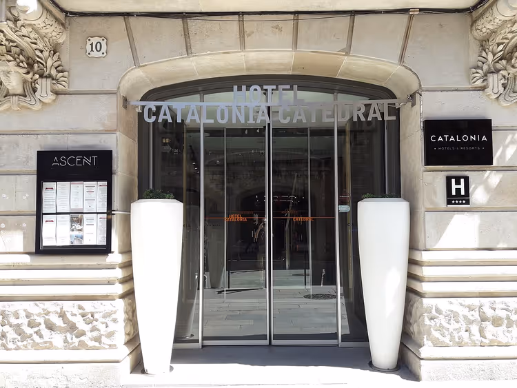 Ingang van Catalonia Catedral Hotel met glazen deuren