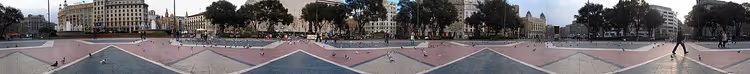 Geometrik döşemesi ve ağaçlarıyla Plaça de Catalunya'nın panoraması