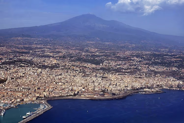 Panorama van Catania met de Etna en de zee