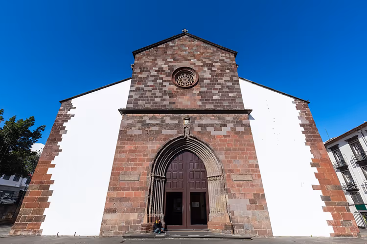 Steinfasaden til Funchal-katedralen med en gotisk portal