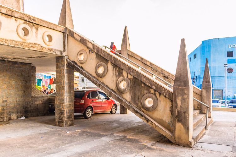 Betongtrapp med spir ved katedralen i Fortaleza