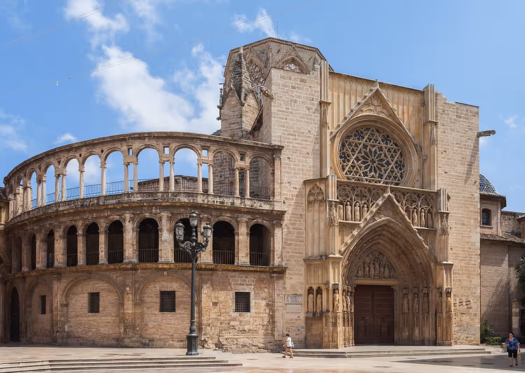 Fachada gótica da Catedral de Valência com uma arcada