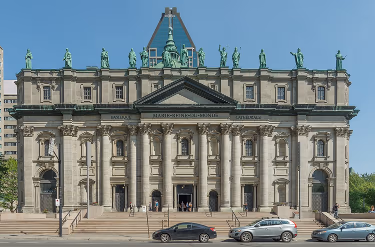 Fasaden til katedralen Maria, verdens dronning, i Montreal