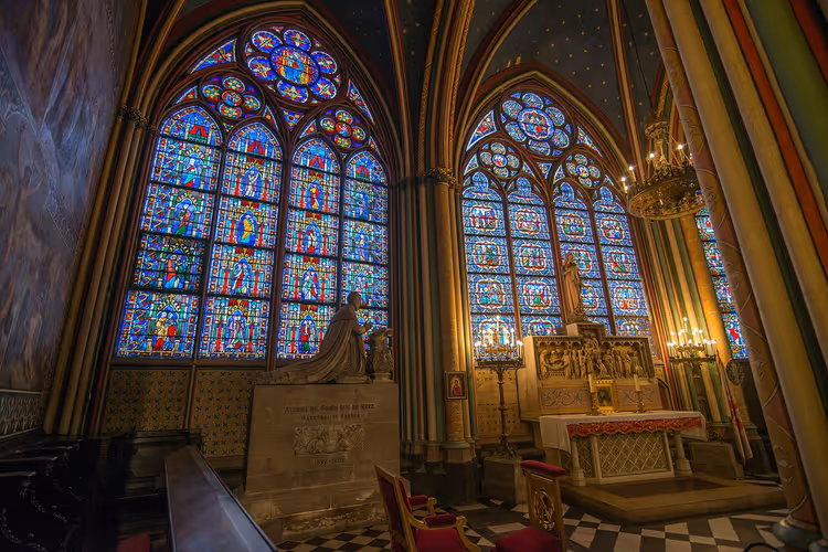 Interior da Catedral de Notre-Dame em Paris com vitrais e o altar