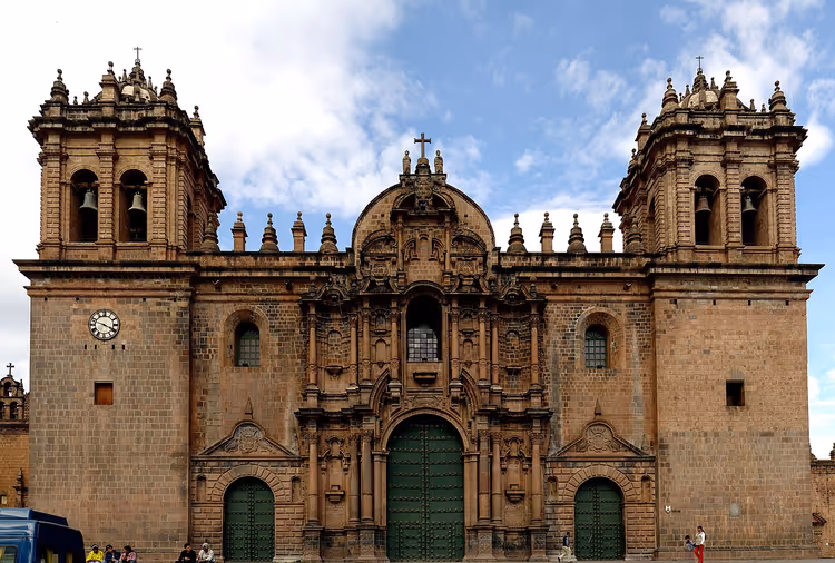 De kathedraal van Cusco met twee torens en een klok