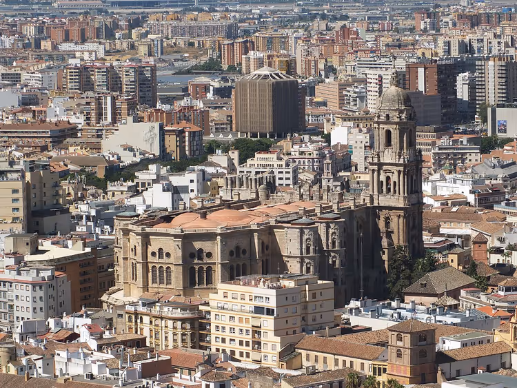 Panorama over Malaga med katedralen og tårnet