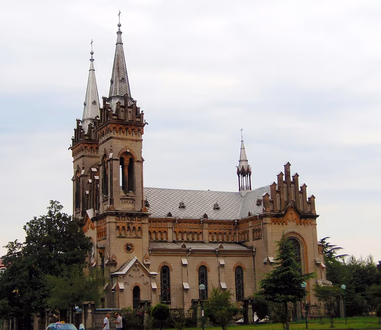 Nygotisk Batumi-katedral med to spir