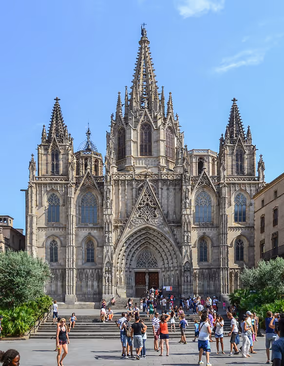 Fasaden til Barcelona-katedralen med turister på trappene