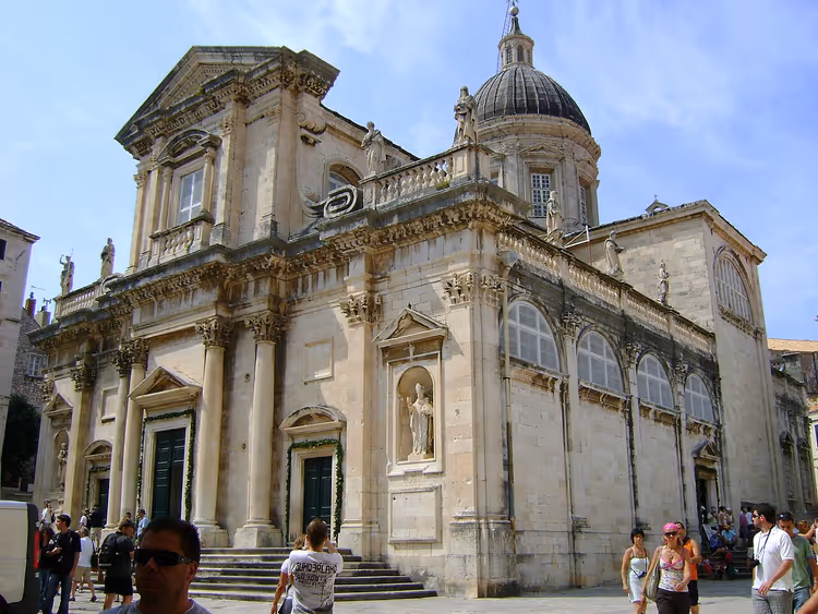 Barokke kathedraal met koepel en beelden in Dubrovnik