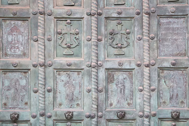 Salerno Katedrali'nin haçlar ve figürlerle bezeli bronz kapıları