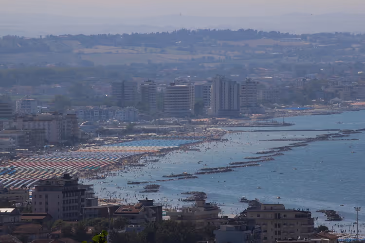 Panorama over stranden i Cattolica med parasoller og hav