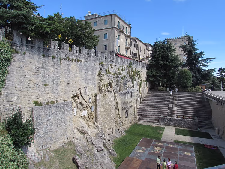 Cava dei Balestrieri: steinvegg og trapp i San Marino