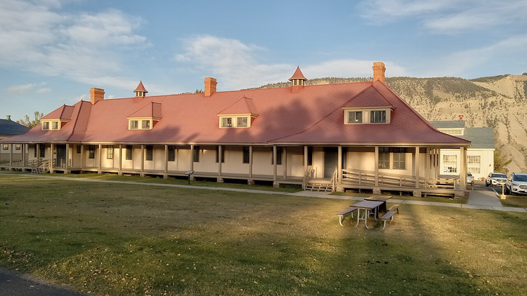 Kavalerikasernen på Fort Yellowstone med rødt tak