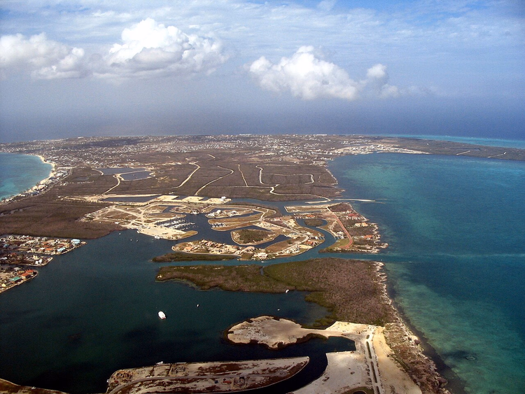 Yukarıdan Grand Cayman: lagün ve turkuaz deniz